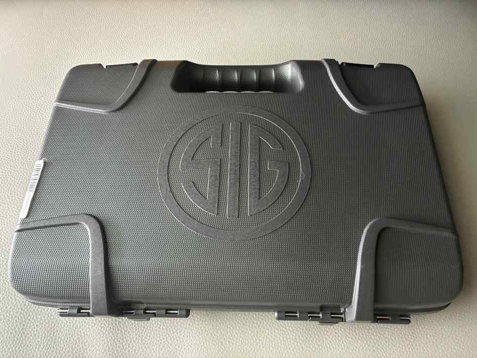 17-sig-hard-case-closed-2000.png