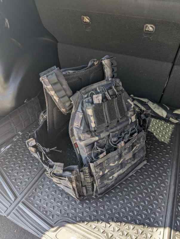 2 AR500 Level 3 plates w/Yakeda carrier